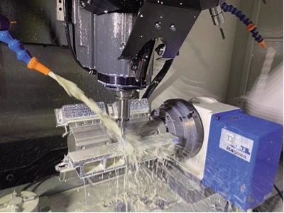 Mandril neumático Serie E con un utillaje multiestación en una máquina de cuatro ejes