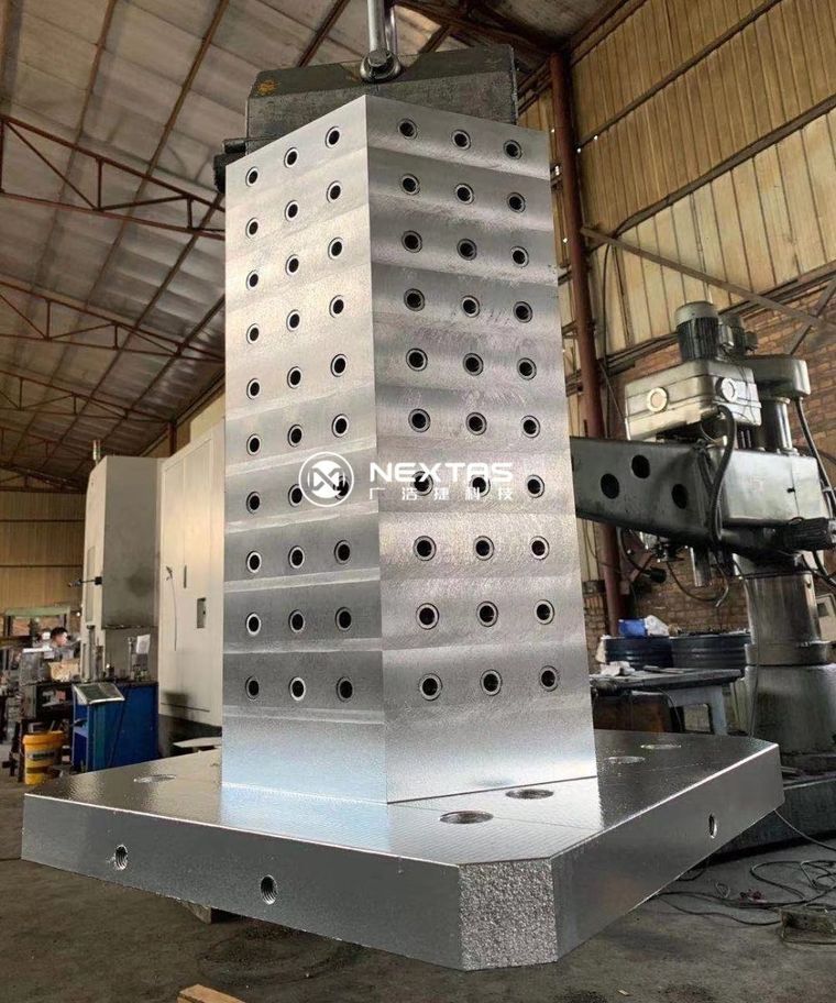 Columna de utillaje montada en la mesa de la máquina durante la instalación