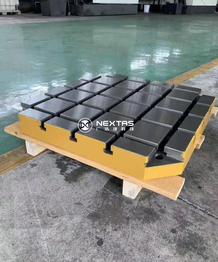 Placa base plana terminada para plataformas de utillaje sobre un palé de taller