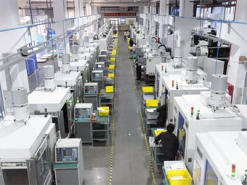 Nave de mecanizado con centros CNC servidos por RM2b en España y Portugal